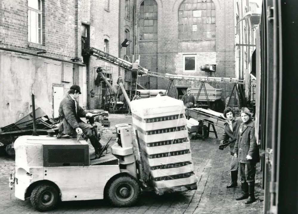 Die Bierflaschen werden vorsichtig in den Waggon geladen.