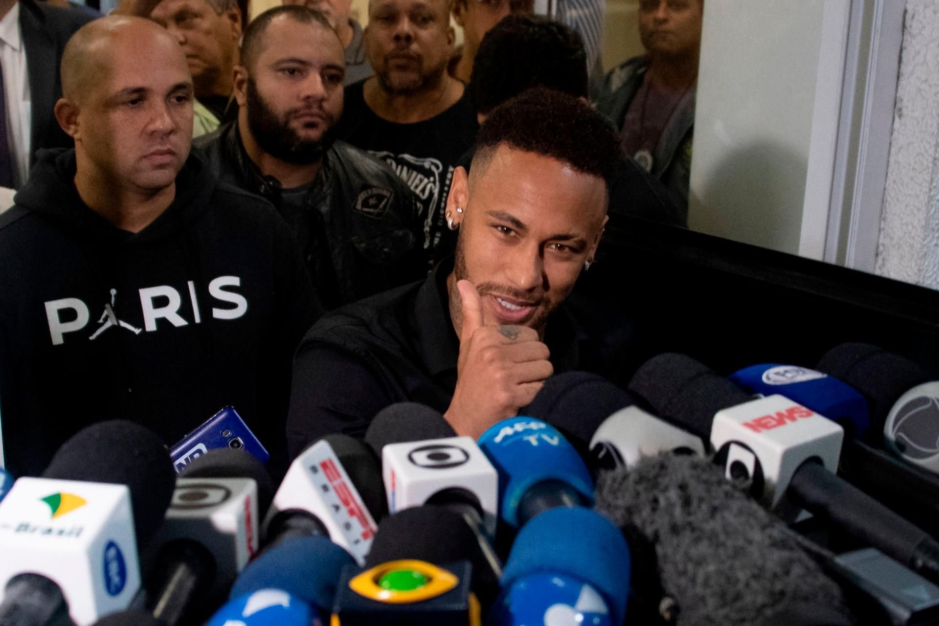 Der Fußballer kam aufgrund seiner Verletzung im Rollstuhl zur Polizei.