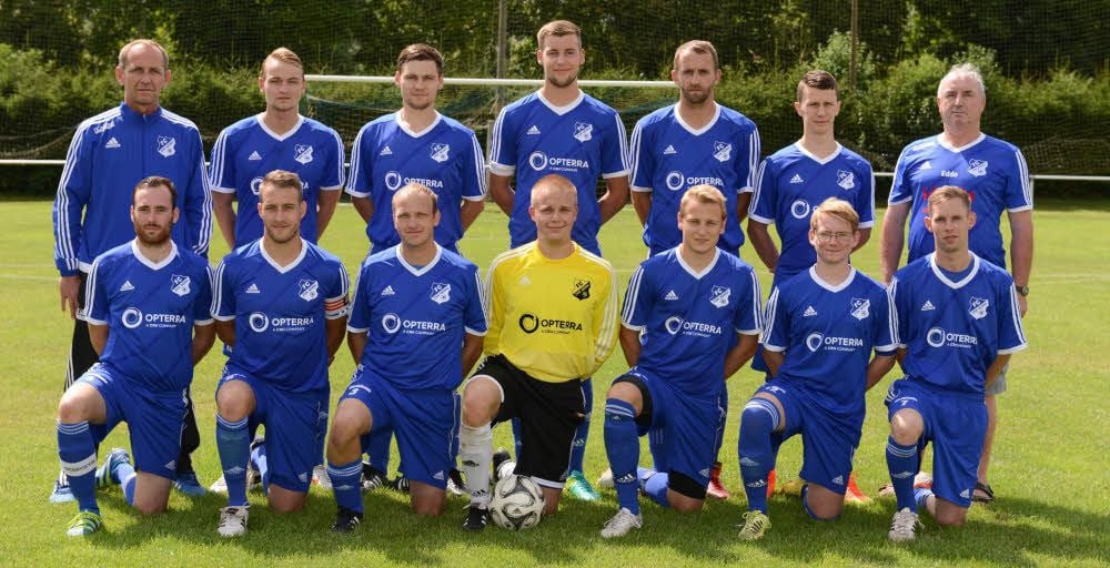 FC ZWK Nebra - hi., v.l.: Sportdirektor Uwe Stößel, Sebastian Hoffmann, Hannes Schröder, Lukas Poweleit, Jan Domschky, Sascha Kautz, Mannschaftsleiter Hans-Erich Hauschild; vorn, v.l.: Henrik Möder, Oliver Schulschefski, Markus Konieczny, Michael Niehoff, Tobias Breuer, Dennis Schmidt, Christian Tesmar.
