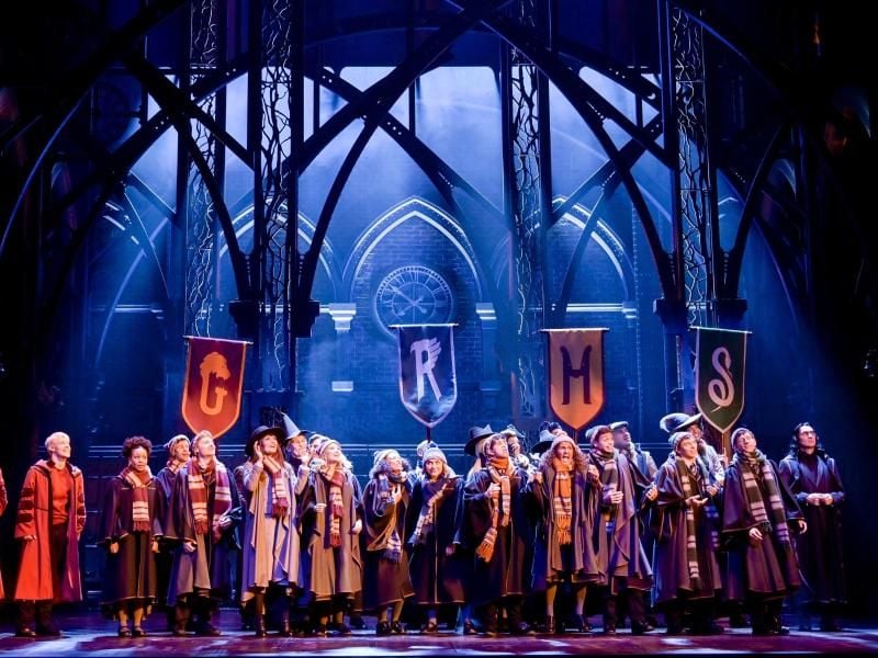 Die Schauspieler stehen bei der Fotoprobe des Theaterstücks "Harry Potter und das verwunschene Kind". Foto: Axel Heimken/dpa