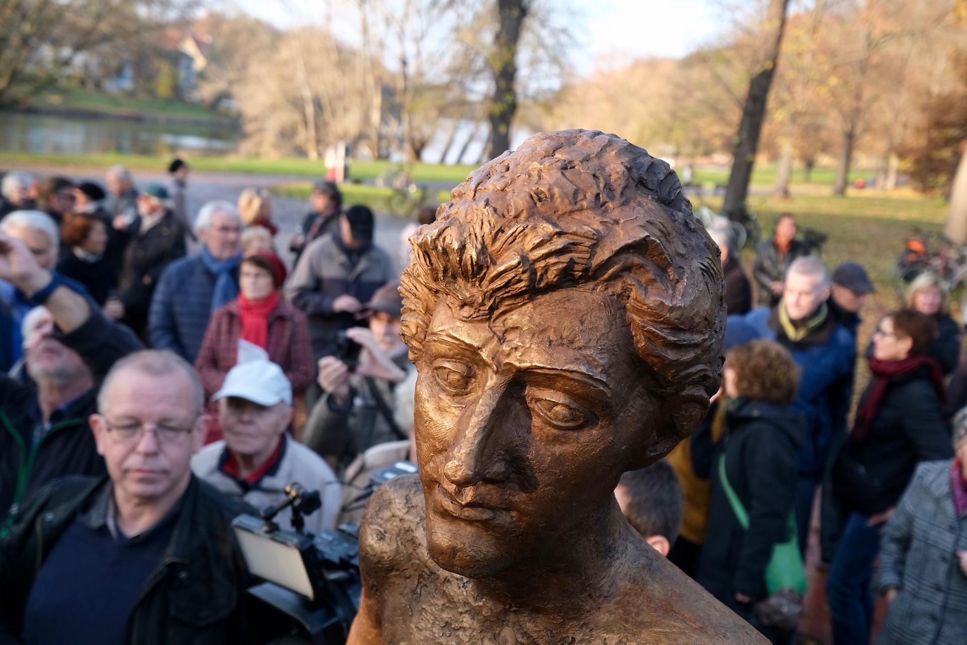 Am Ssaleufer in Halle wurde am Sonnabend eine Eichendorff-Bronzeplastik enthüllt.