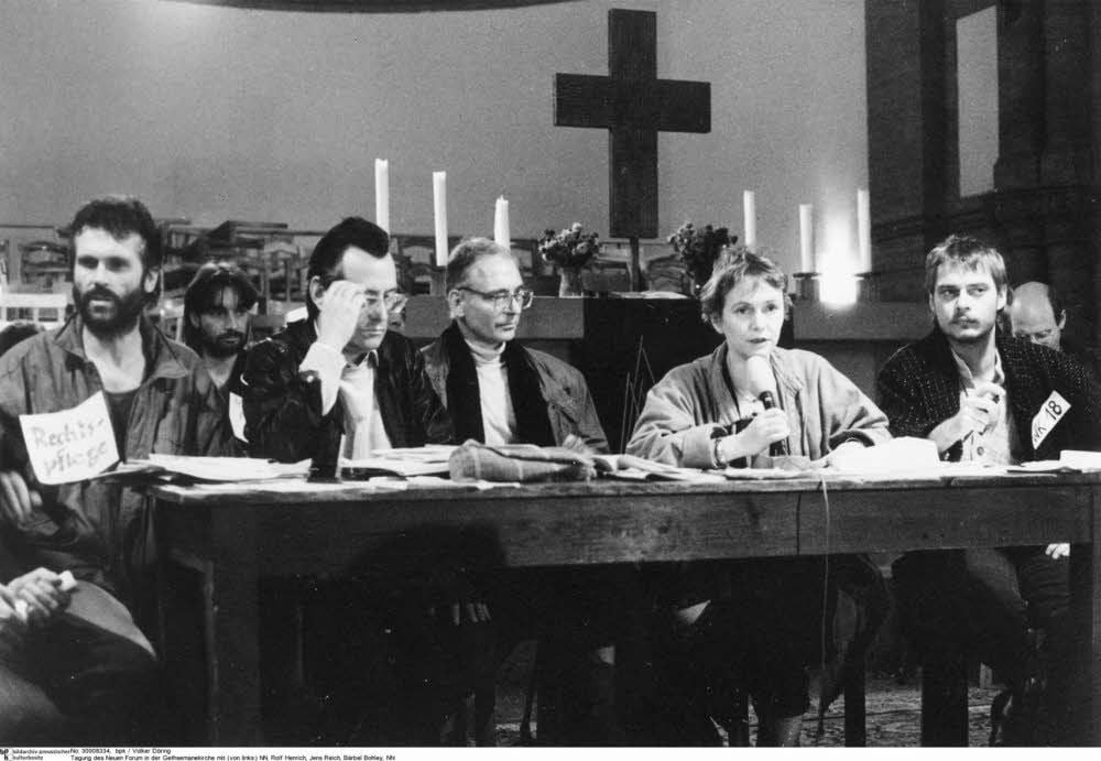 Offiziell tagen durfte das Neue Forum erst im November: Mitgründer Rolf Henrich (2. v.l.), Jens Reich und Bärbel Bohley in der Berliner Gethsemanekirche.
