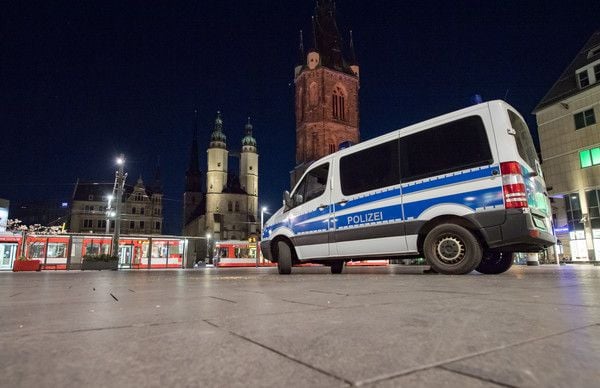 In Halle wurde ein Security-Mitarbeiter auf einem Kontrollgang von Unbekannten attackiert (Symbolbild).