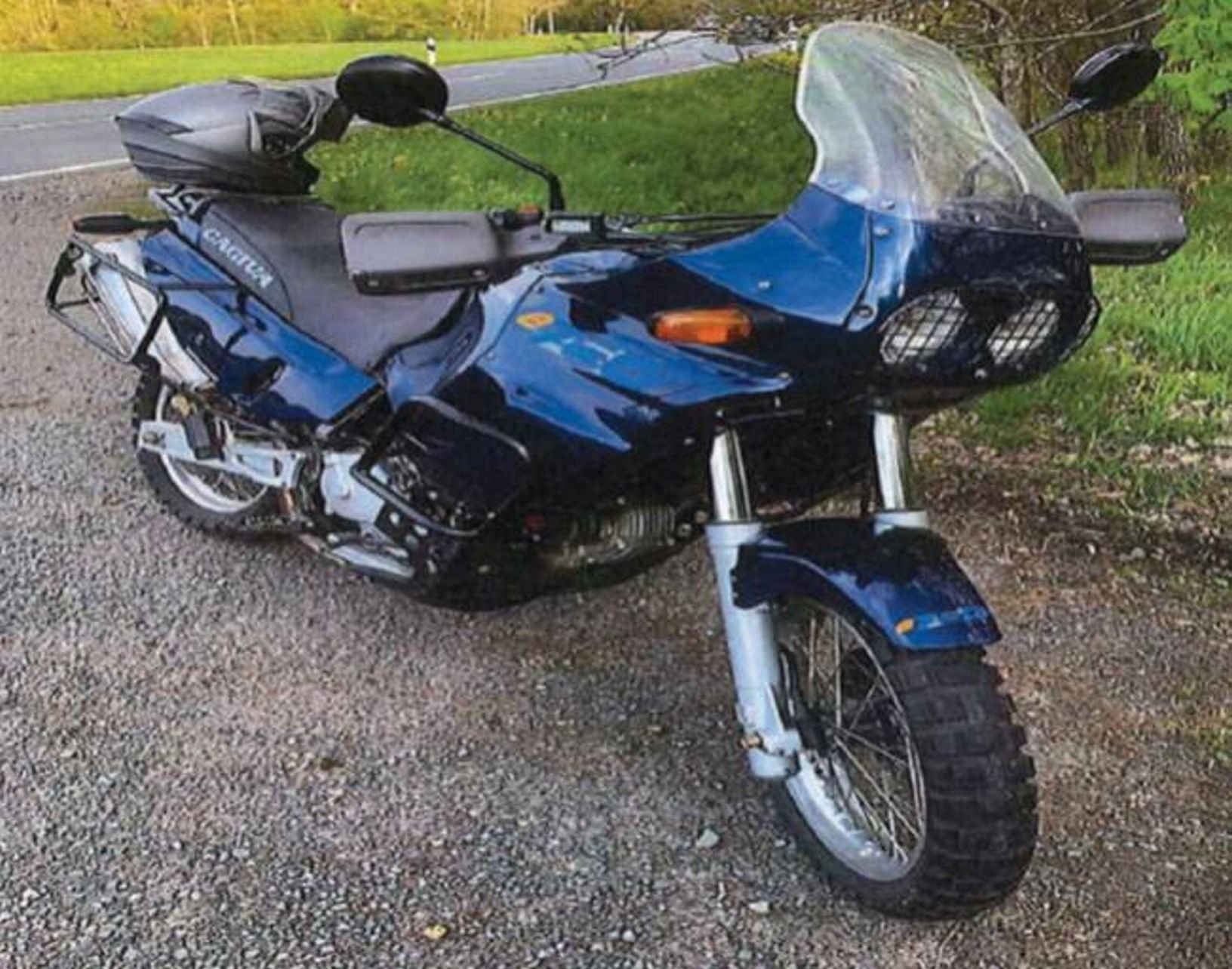 Diese Cagiva Elefant 900 wurde in Silberhütte gestohlen. Das Motorrad wird von einem 900-Kubikzentimeter-Zweizylinder angetrieben, der maximal 73 PS leistet.