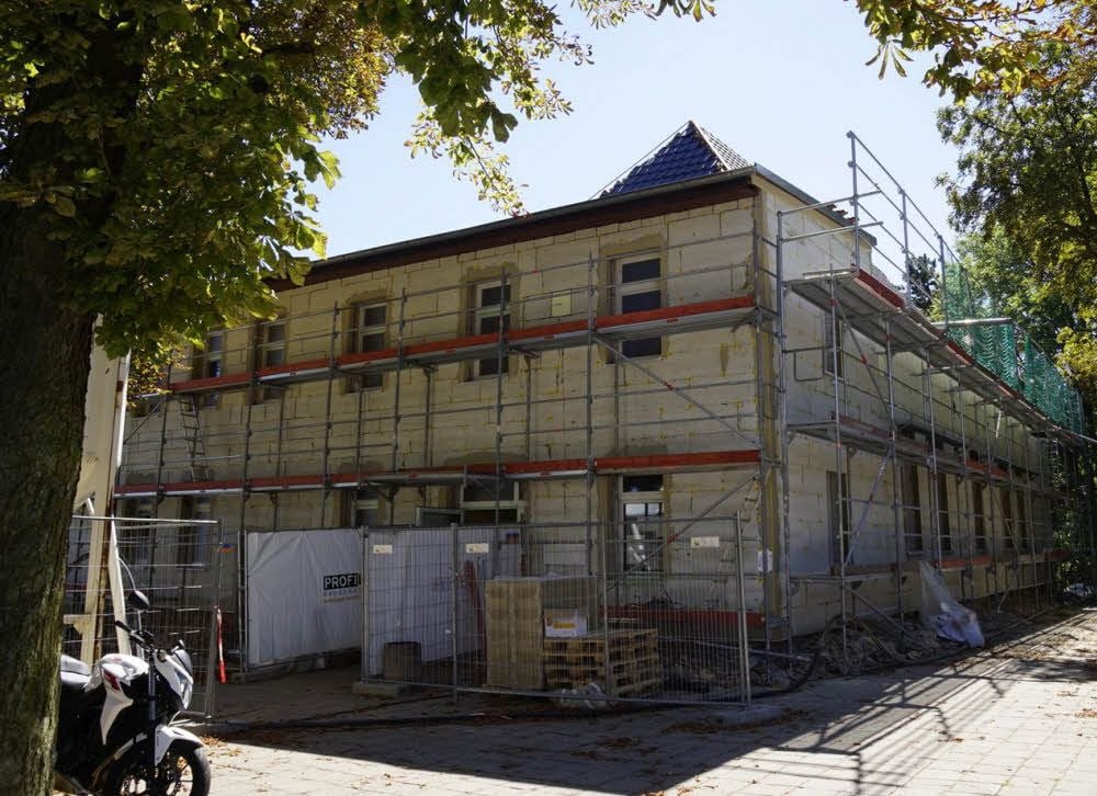 Das Dach und die Fassade werden am „Haus der Jugend“ derzeit saniert.