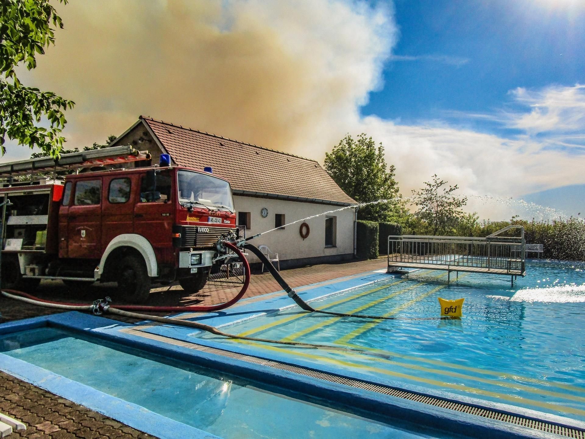 Die Feuerwehr zapft das Freibad an.