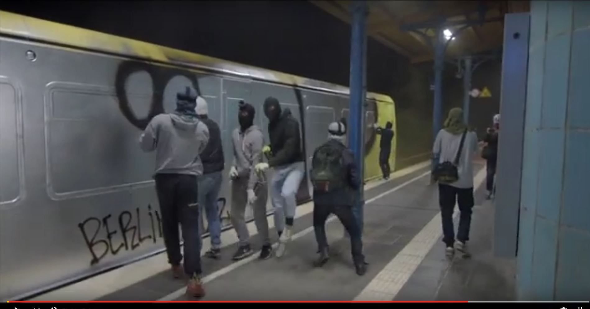 Die Sprayer-Crews "1UP" und "Berlin Kidz" bei der Aktion am S-Bahnhof Wuhlheide.