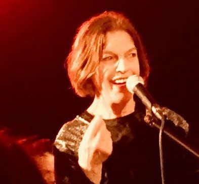 Angela Winkler singt in der Freak-Show.