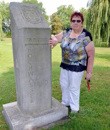 Helga Welz zeigt es an: Der Wasserstand betrug 9,80 Meter.