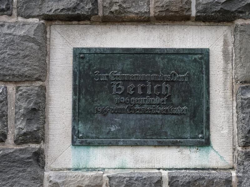 Eine Erinnerungstafel „Dorfstelle Berich”, am Edersee. Foto: Swen Pförtner/Archiv
