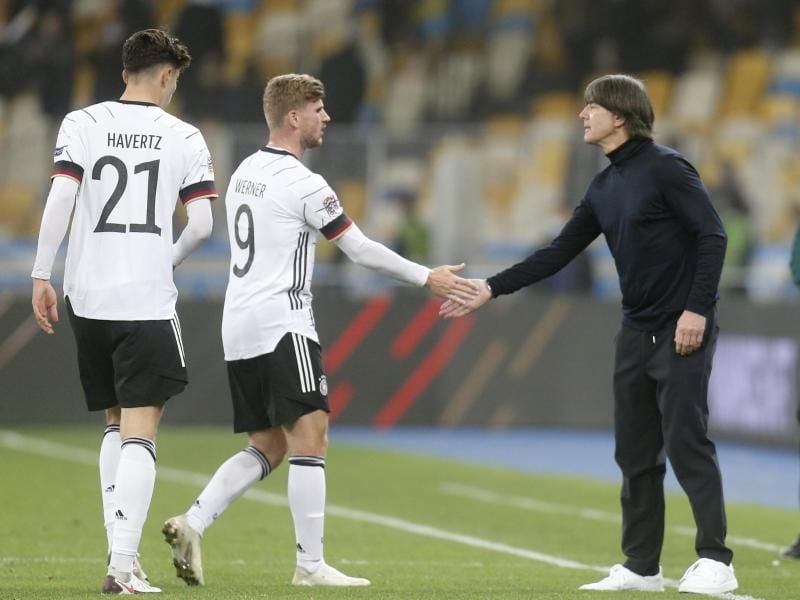 Bundestrainer Joachim Löw (r) feierte mit dem DFB-Team um Timo Werner (M.) und Kai Havertz einen wichtigen Sieg. Foto: Efrem Lukatsky/AP/dpa