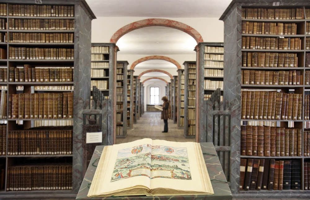 Ein Anziehungspunkt in den Stiftungen ist - wie könnte es anders sein - auch im Lutherjahr die eindrucksvolle Kulissenbibliothek.