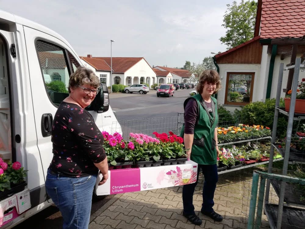 Sabine Jahr (links) und Marita Möckel wollen das erste Hoffest mit einem Meer von Blumen bereichern.