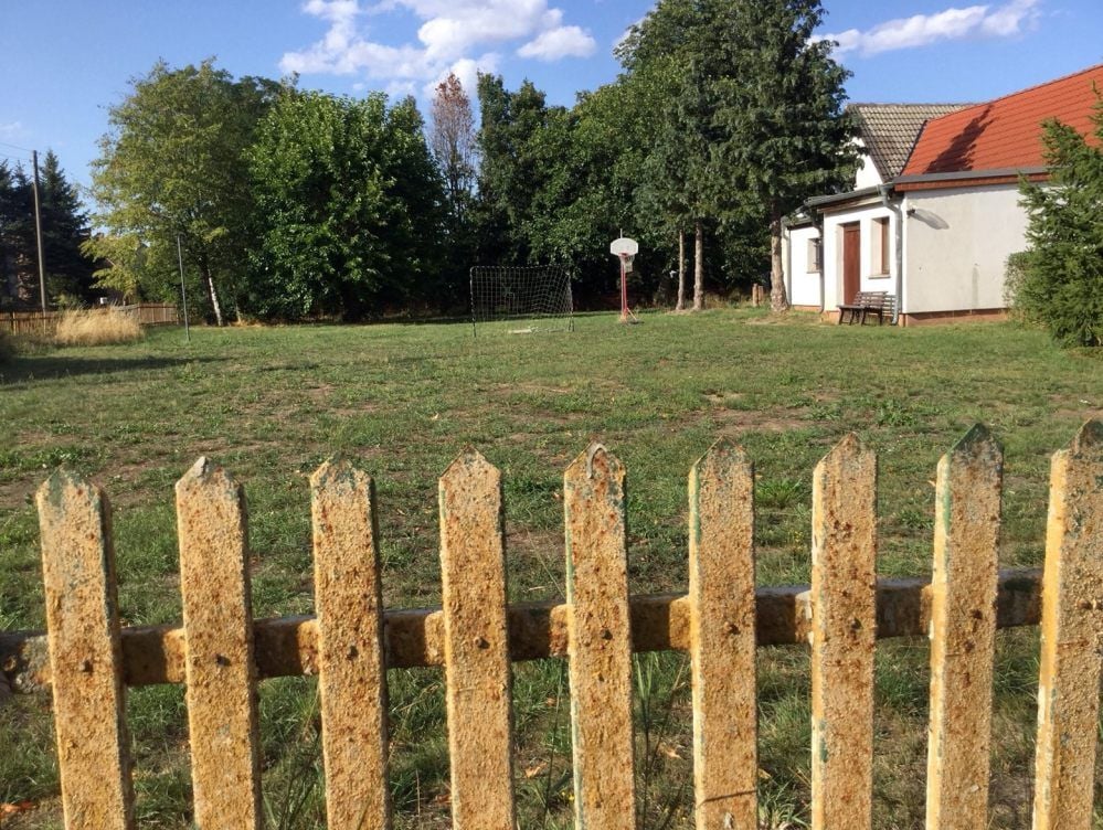 Der Platz für den neuen Spielplatz, dahinter ist der Kita-Neubau geplant.