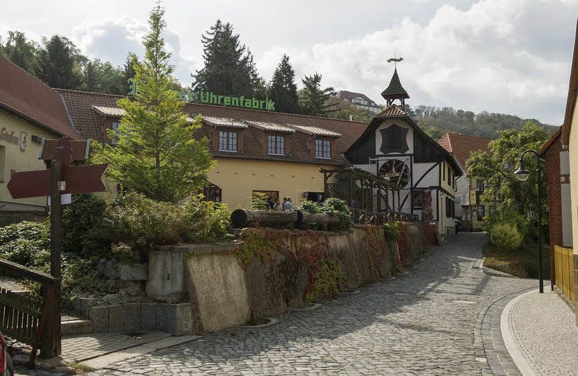 Die Uhrenfabrik wirkt so, als hätten alle Mitarbeiter soeben erst das Haus verlassen