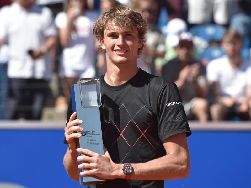 Alexander Zverev mit der Trophäe der BMW-Open.