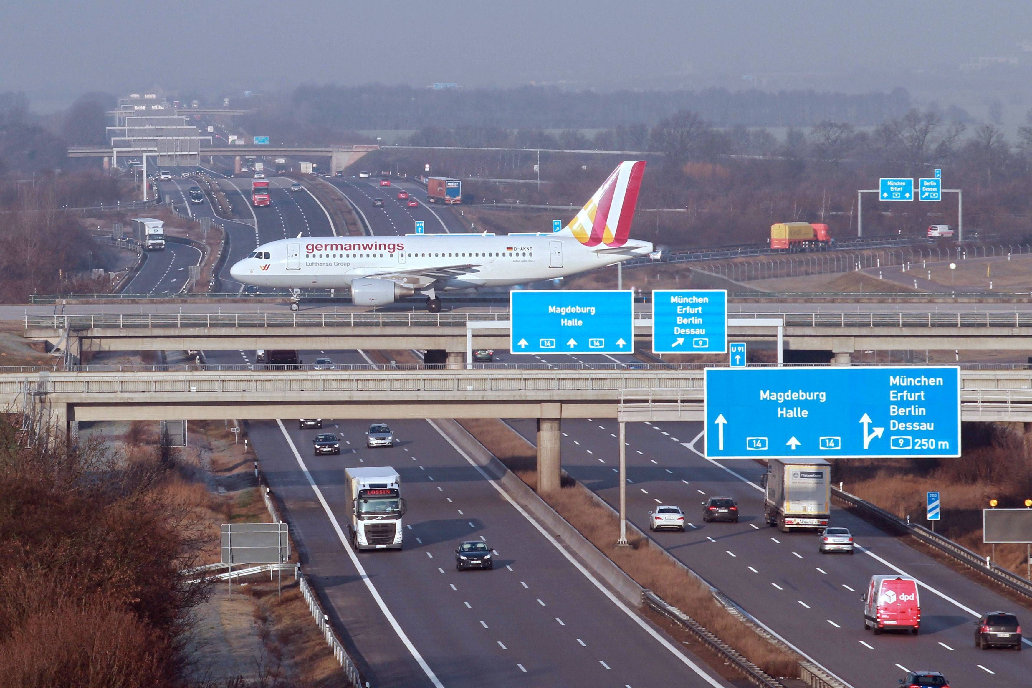 Ein Airbus der Fluggesellschaft germanwings rollt auf der Brücke West des Flughafens Leipzig/Halle über die Autobahn.