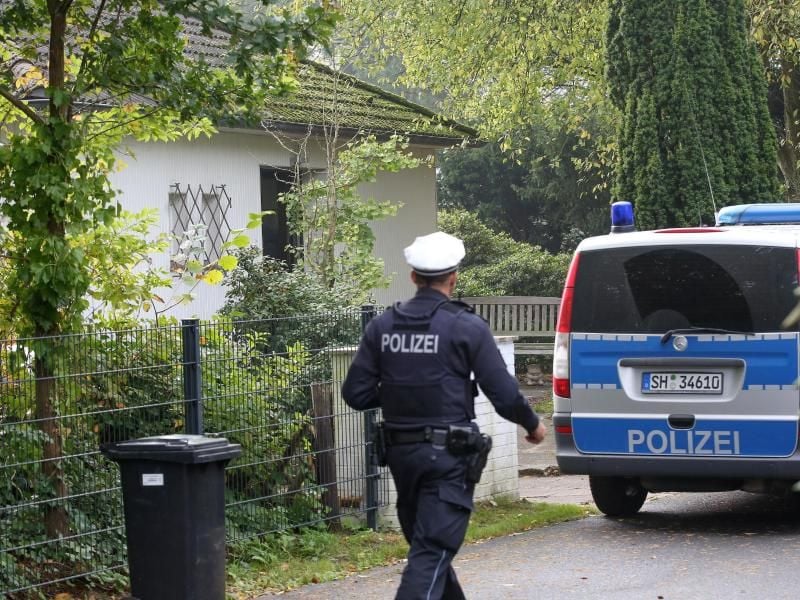 Polizei vor dem Haus in Wedel, in dem zwei tote Kinder aufgefunden wurden. Ein Sprecher der Polizei Bad Segeberg sprach von einer „Familientragödie”. Foto: Bodo Marks
