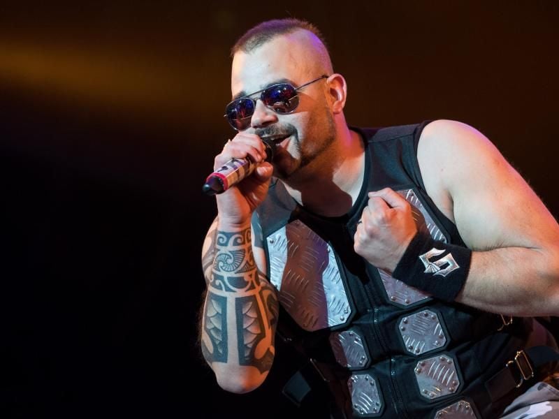 Joakim Broden, Sänger der Band Sabaton, beim Musikfestival "Rockavaria" in München. Foto: Sven Hoppe