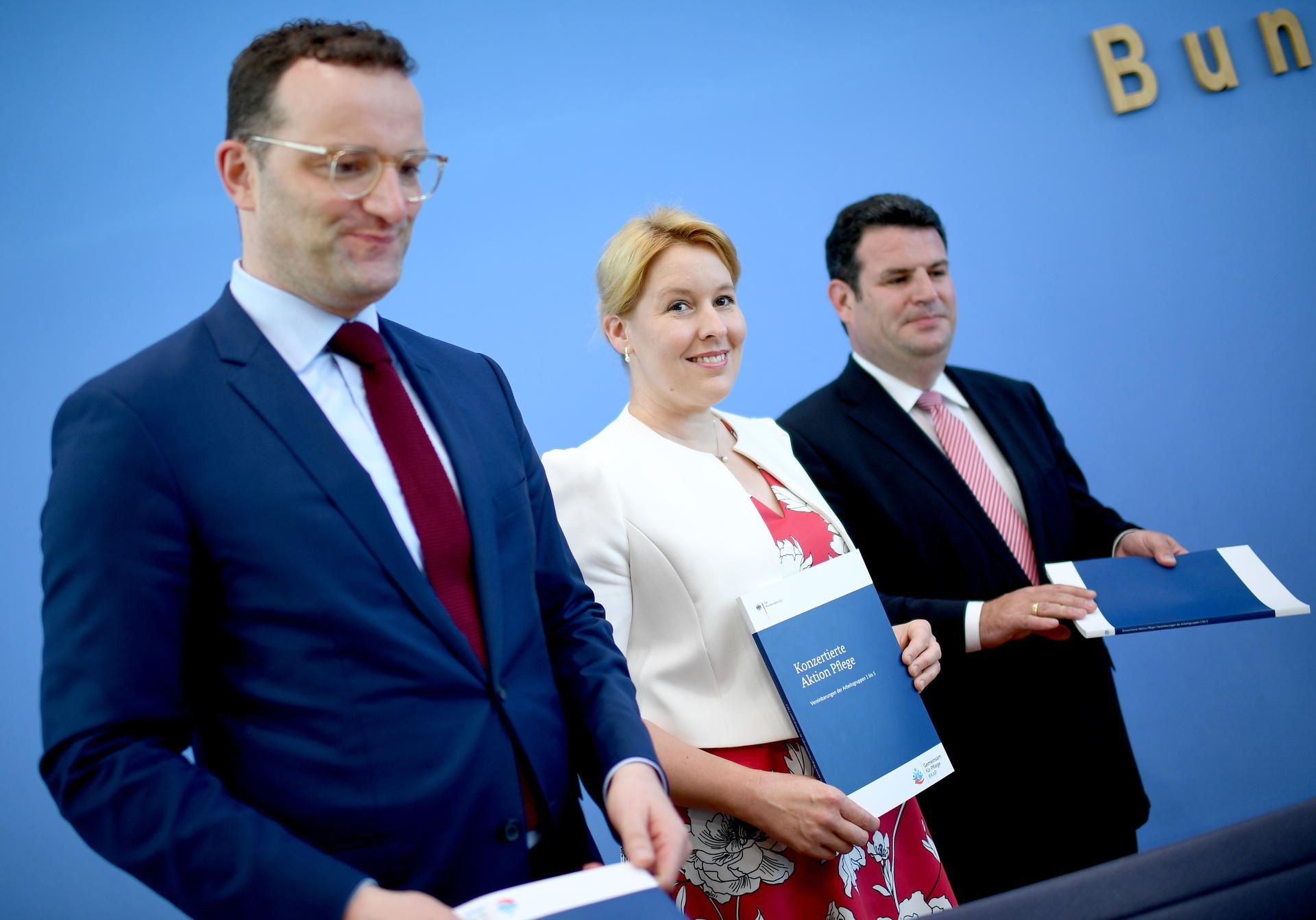 Jens Spahn, Franziska Giffey und Hubertus Heil stellen die Ergebnisse des Programms „Konzertierte Aktion Pflege” gegen Personalnot in der Pflege vor.