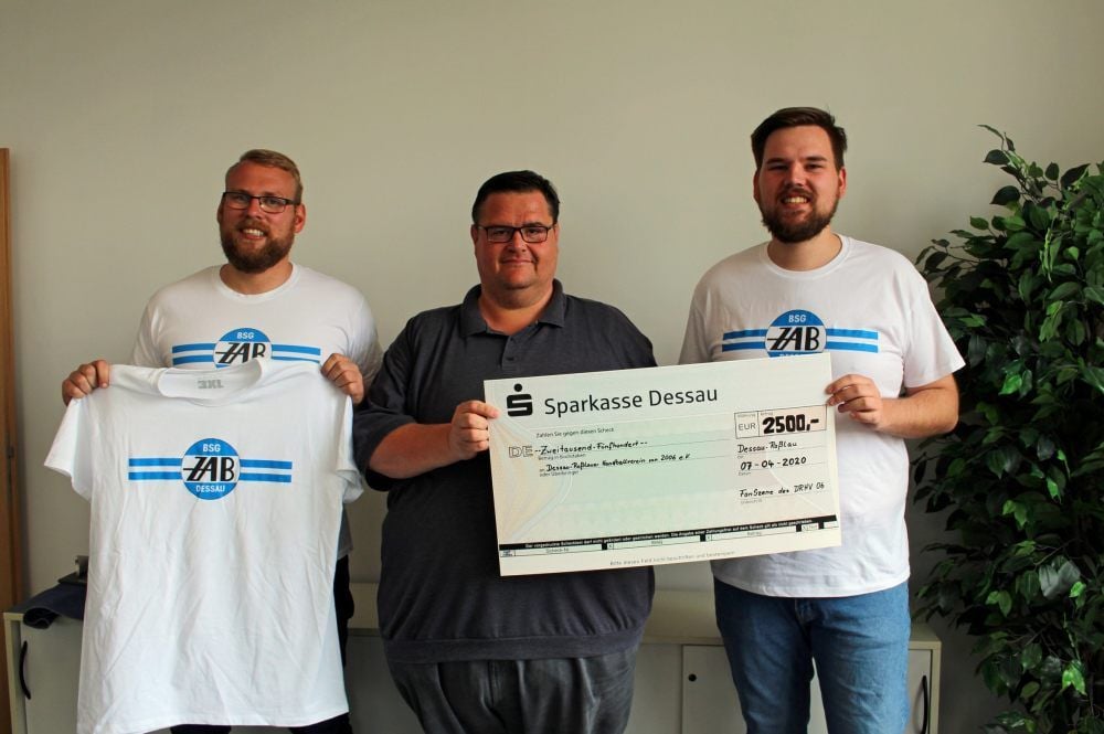 Martin (li.) und Max Meye von den „ZABporters“ bei der Sckeckübergabe mit dem Vizepräsidenten des DRHV, Maik Valentin (Mitte).