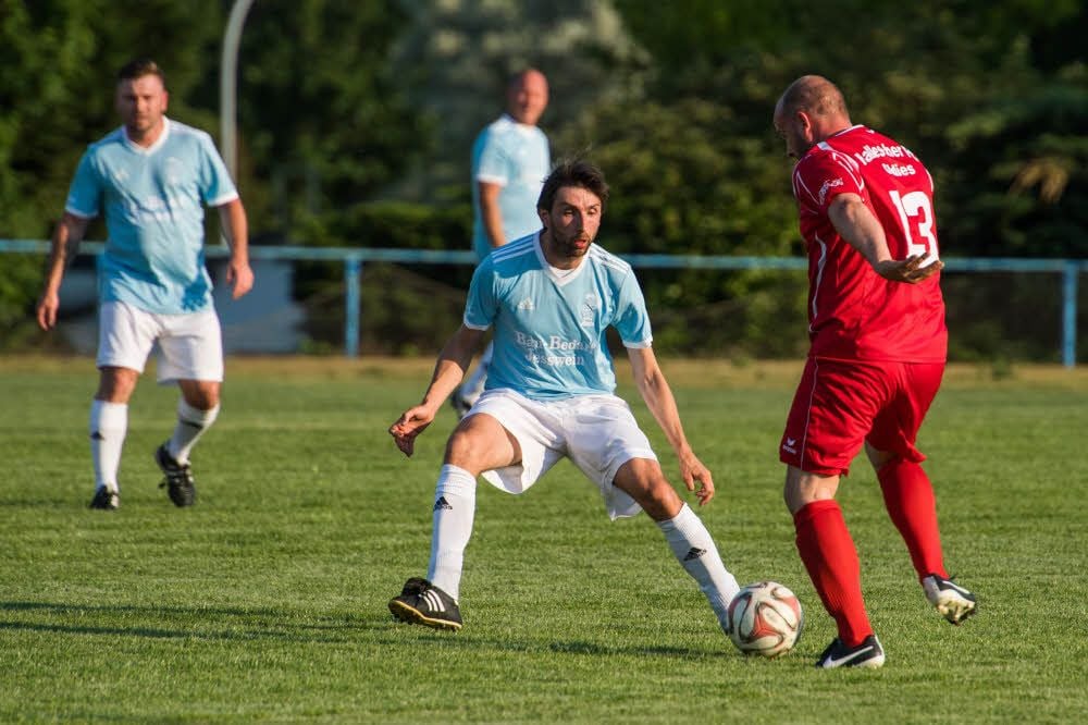 RSK-Spieler Daniel Helbig (l.) versucht, den Hallenser Lars Georg zu stoppen.