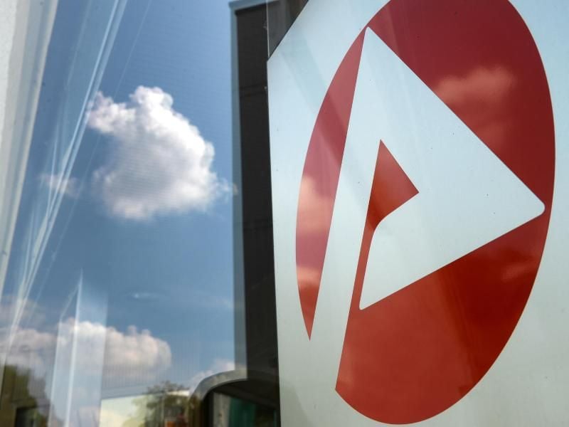 Das Logo vom Jobcenter ist zu sehen. Foto: Jens Kalaene/Archiv