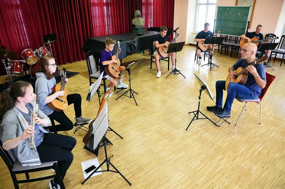 Das Gitarrenensemble der Musikschule unter Leitung von Torsten Liebich.