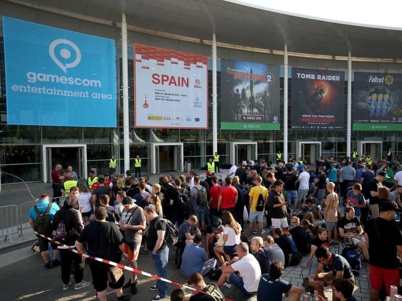 Besucher der Gamescom 2018 warten vor dem Messe-Eingang auf die Öffnung der Hallen. Foto: Oliver Berg