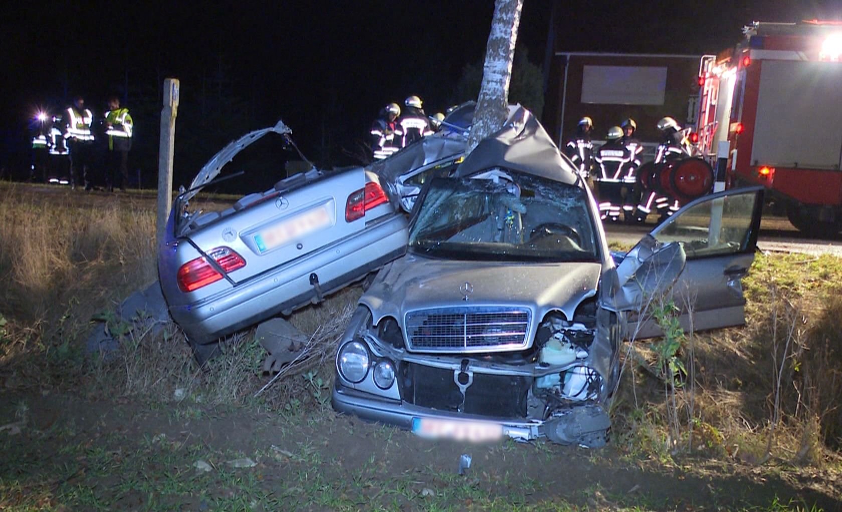 Der Fahrer des in zwei Teile gerissenen Mercedes´ kam beim Unfall ums Leben.