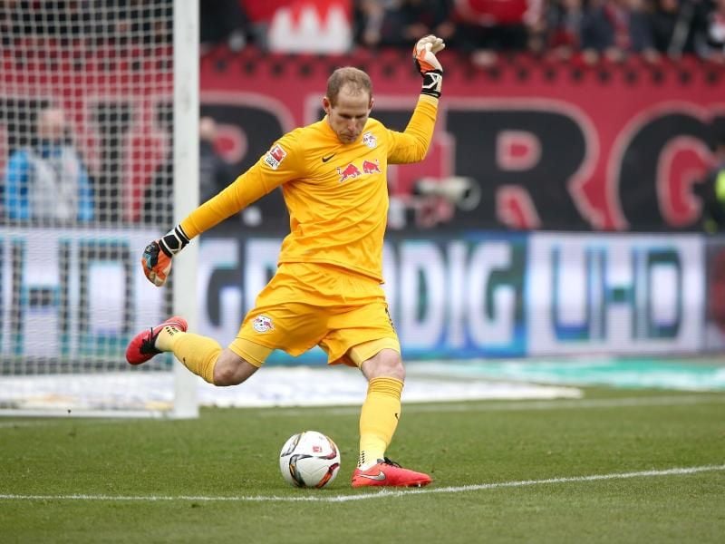 Leipzigs Torwart Peter Gulacsi beim Abschlag. Foto: Daniel Karmann