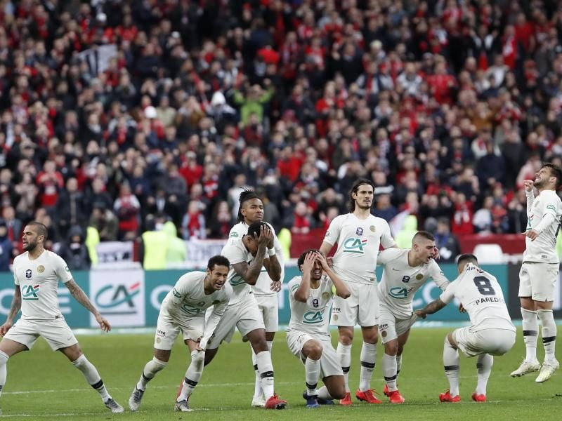 Die Spieler von Paris Saint-Germain reagieren auf den verschossenen Elfmeter. Foto: Thibault Camus/AP/dpa