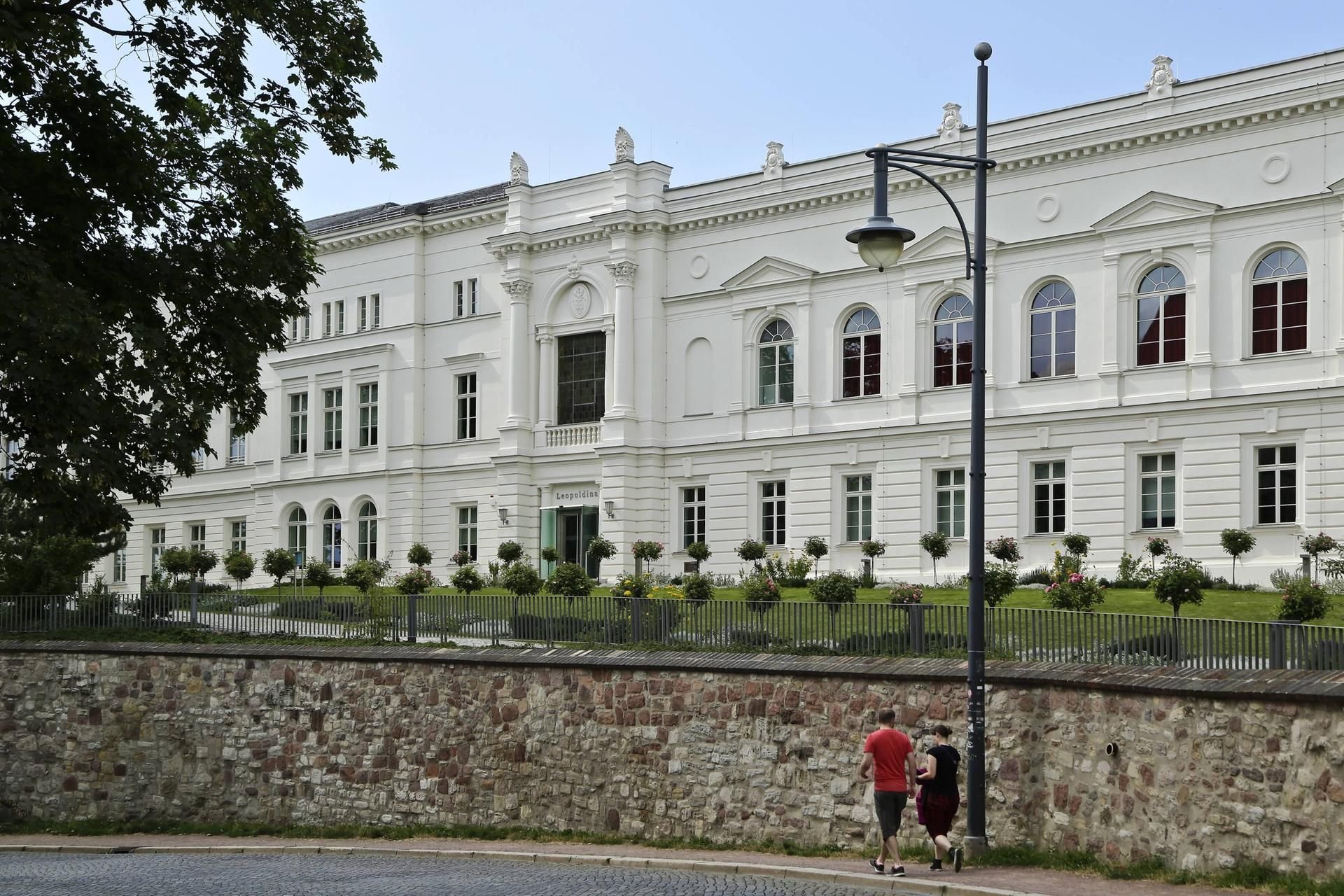 Der Vize-Präsident der Nationalen Akademie der Wissenschaften Leopoldina in Halle, Martin Lohse, kritisiert, dass windige Verlage mit ungeprüften Studien Geld machen würden.