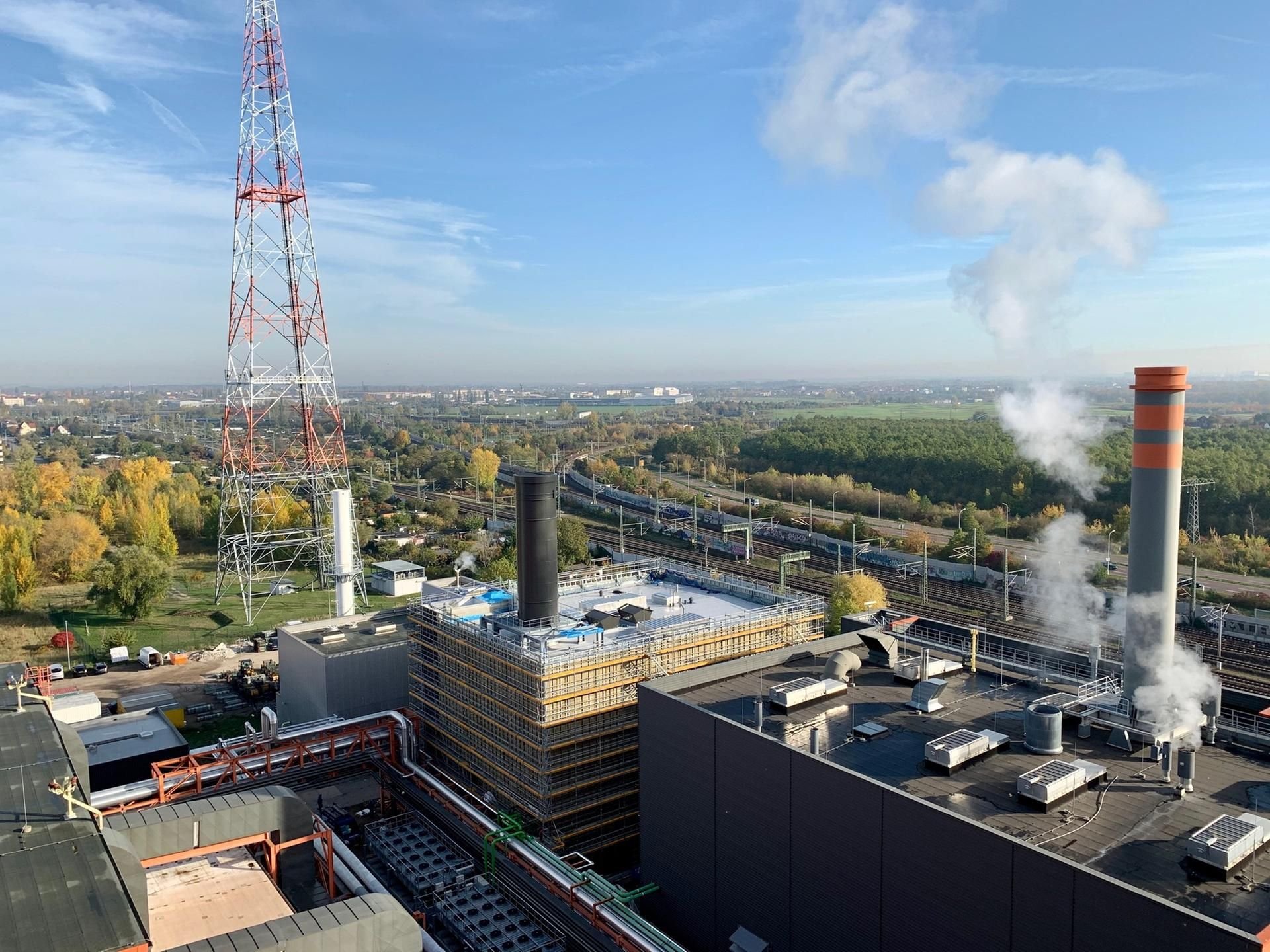 Das Foto wurde vom 45 Meter hohen Wärmespeicher gemacht. Es zeigt links den Kraftwerksblock C, der sich im Bau befindet.