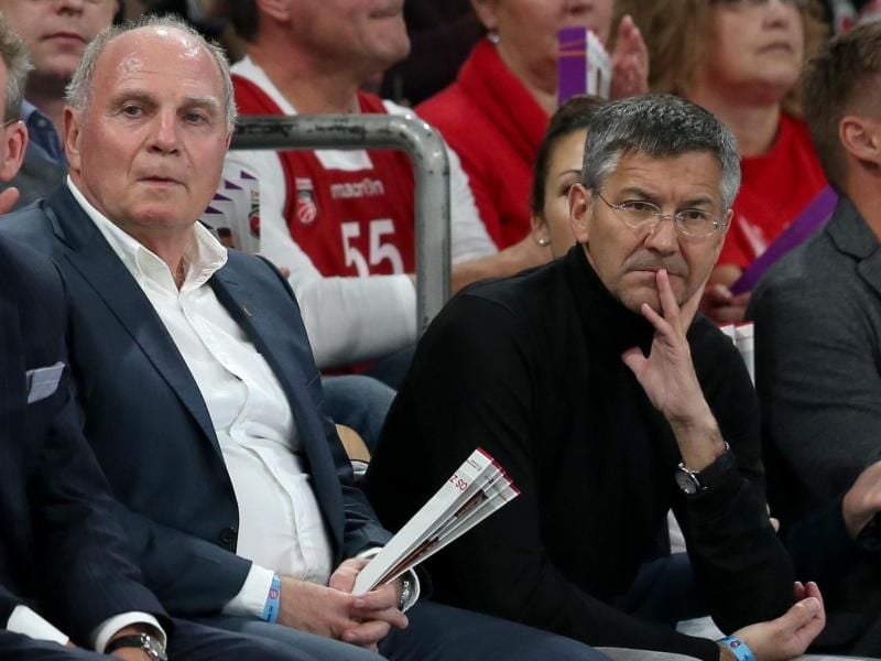 Uli Hoeneß (l) bringt Herbert Hainer (r) als seinen Nachfolger in Stellung. Foto: Daniel Karmann