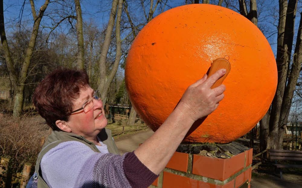 Petra Knippertz von den Ascherslebener Sternfreunden putzt die Sonne. Die gehört zum Planetenweg im Zoo, der bis zum Planetarium führt.