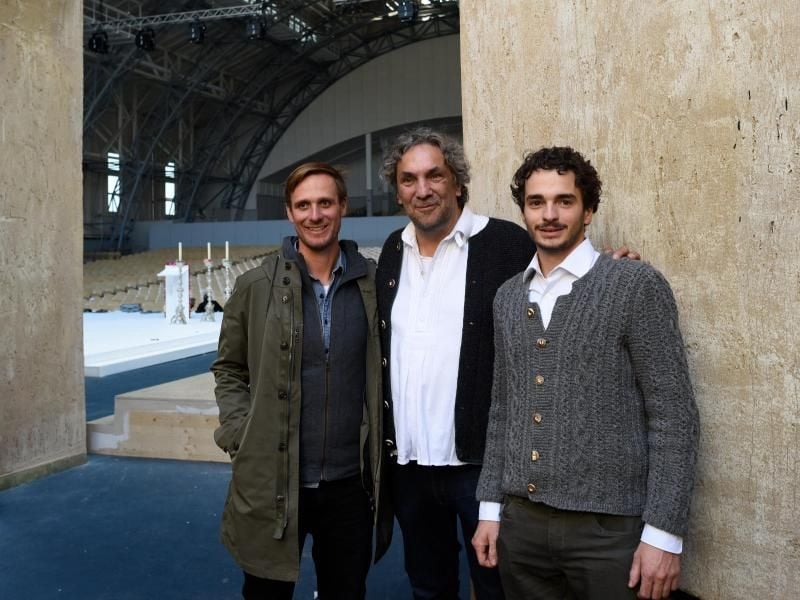 Spielleiter Christian Stückl mit seinen beiden Jesus-Darstellern Frederik Mayet (l) und Rochus Rückel (r). Foto: Angelika Warmuth