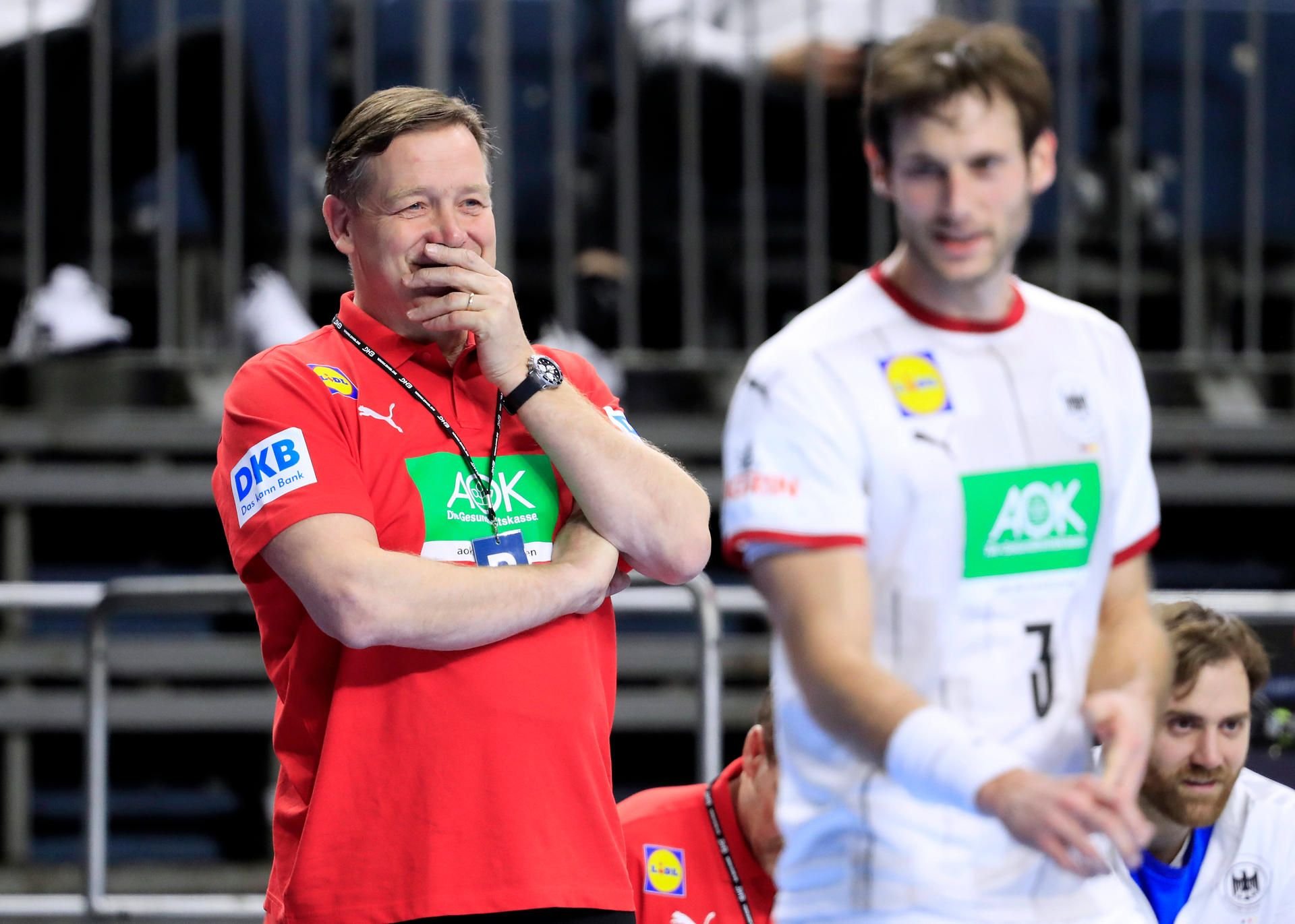 Bundestrainer Alfred Gislason sorgt für gute Laune bei Deutschlands Handballern.