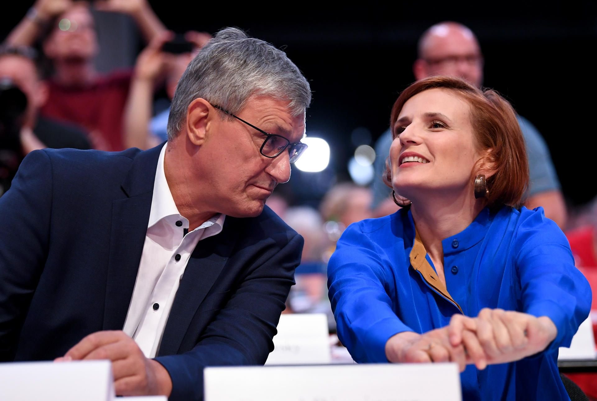 Bernd Riexinger und Katja Kipping, Bundesvorsitzende der Partei Die Linke, warten beim Bundesparteitag auf die Ergebnisse der Wahl der Bundesvorsitzenden.