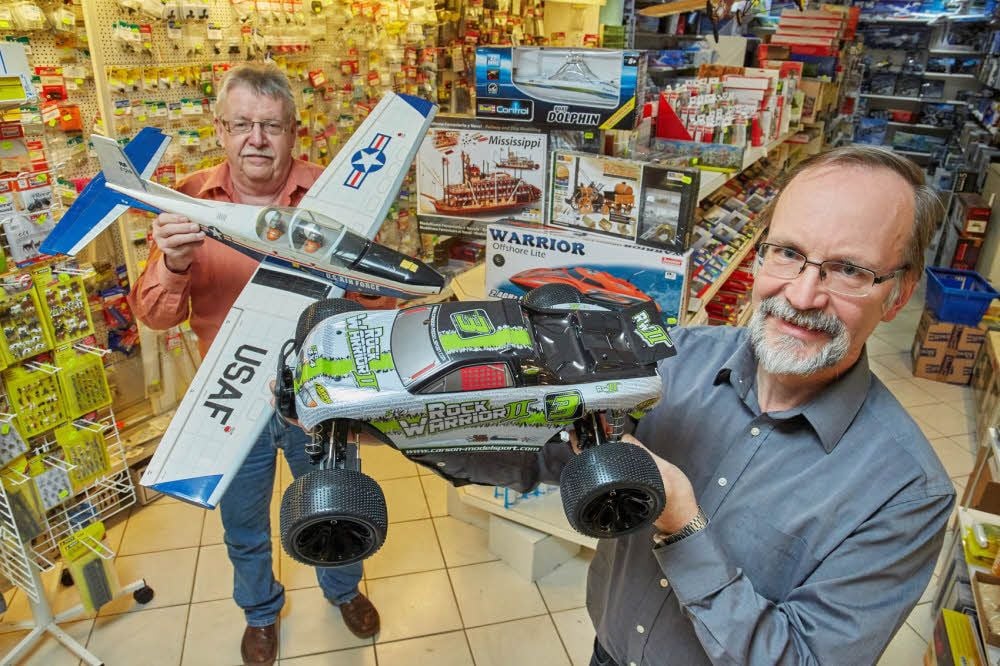 Günter Knappe (links) und Detlef König kennen sich in ihrer Branche vom Modellbau bis zur Elektronik bestens aus.