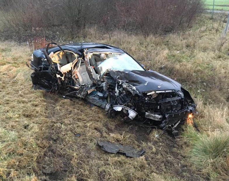 Der völlig zerstörte Unfallwagen.