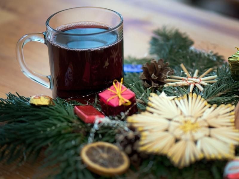 Auf betrieblichen Weihnachtsfeiern fließt oft vile Alkohol. Wer angetrunken Kollegen schlägt oder übel beleidigt, dem droht eine Abmahnung oder sogar Kündigung. Foto: Arno Burgi
