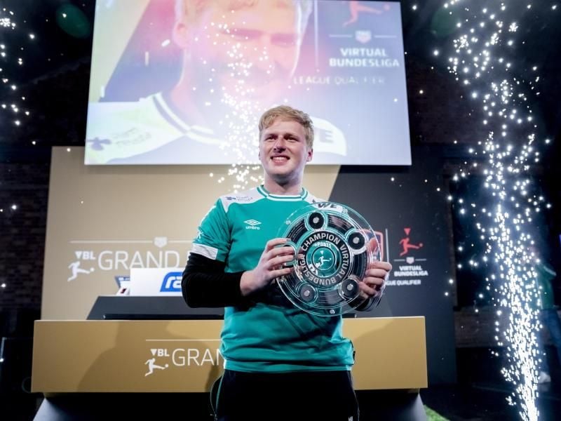 Michael „MegaBit” Bittner ist Deutscher Meister der Virtual Bundesliga (VBL). Foto: Christoph Soeder/dpa
