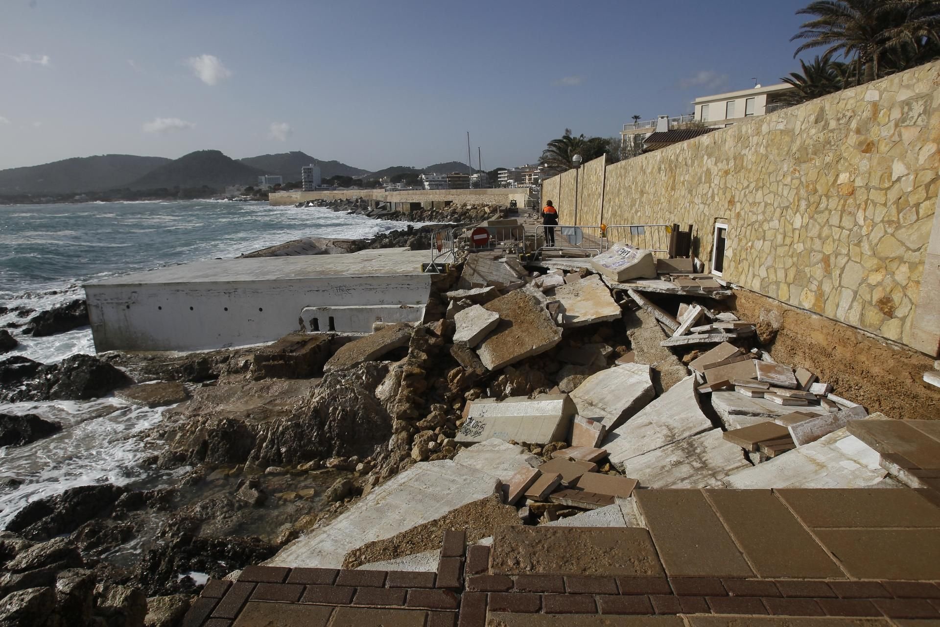 Ein Bereich des Hafens von Cala Ratjada auf Mallorca ist nach den Stürmen stark beschädigt.