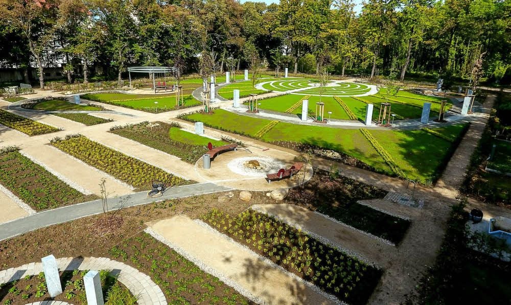 Im Jahr 2016 ist der Erinnerungsgarten auf dem Friedhof in Aschersleben entstanden.