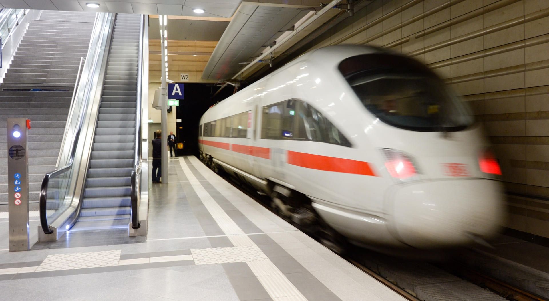 Ein ICE fährt aus dem City-Tunnel auf dem Hauptbahnhof in Leipzig.