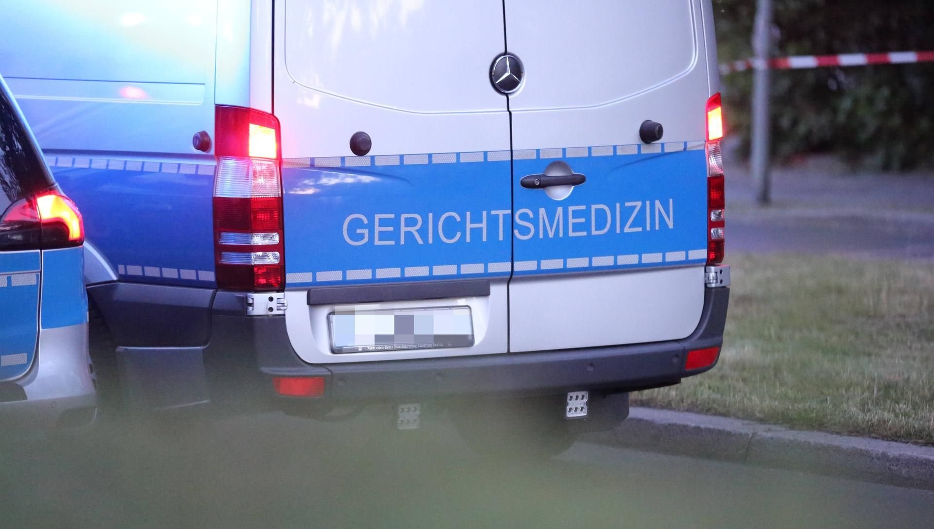 Spurensicherung: Ein Fahrzeug der Gerichtsmedizin steht an einem mutmaßlichen Tatort.