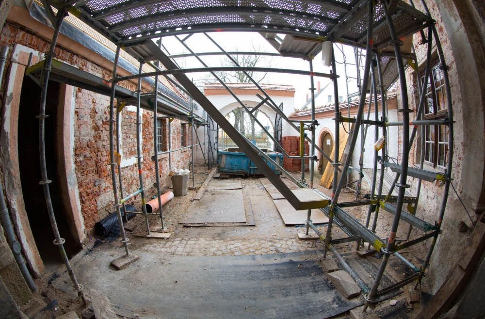 Der Eingangsbereich vom Prettiner Schloss Lichtenburg ist derzeit eine Baustelle. Linkerhand befindet sich das Turmwächterhaus.
