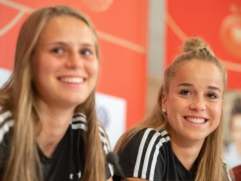 Klara Bühl (l) und Giulia Gwinn zeigen sich bei der Pressekonferenz im Teamhotel gut gelaunt. Foto: Sebastian Gollnow