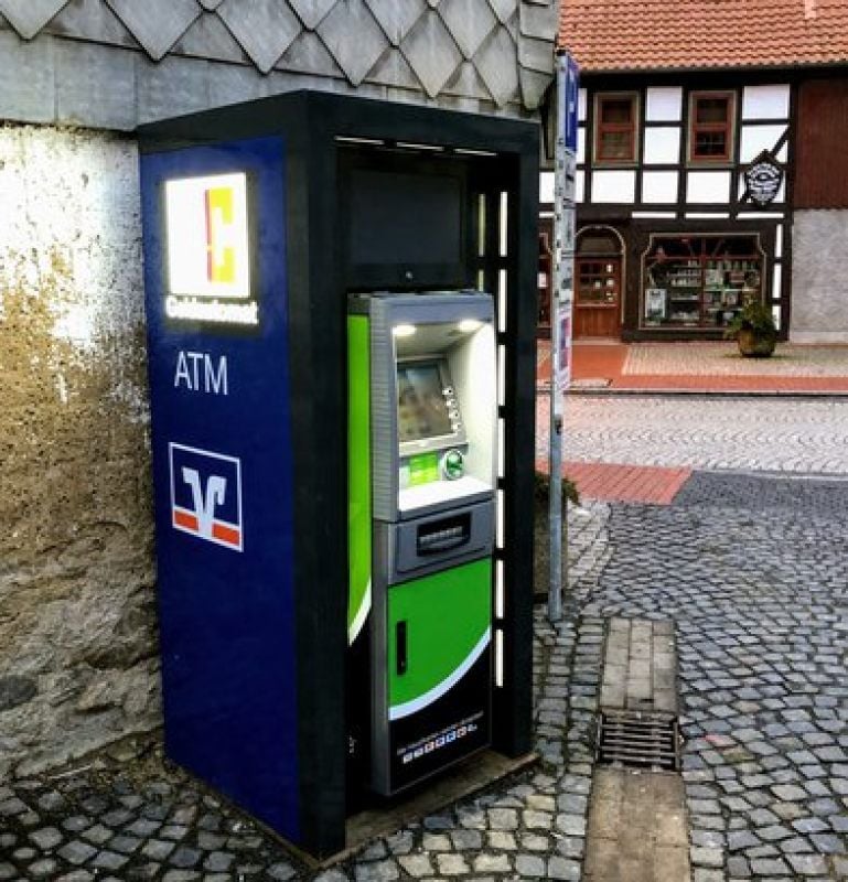Stolberg: Sangerhäuser Volksbank stellt neuen Geldautomaten auf.